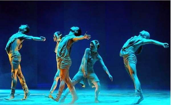 Сцена из спектакля Татьяна Багановой «Сепия», екатеринбургская труппа «Провинциальные танцы»